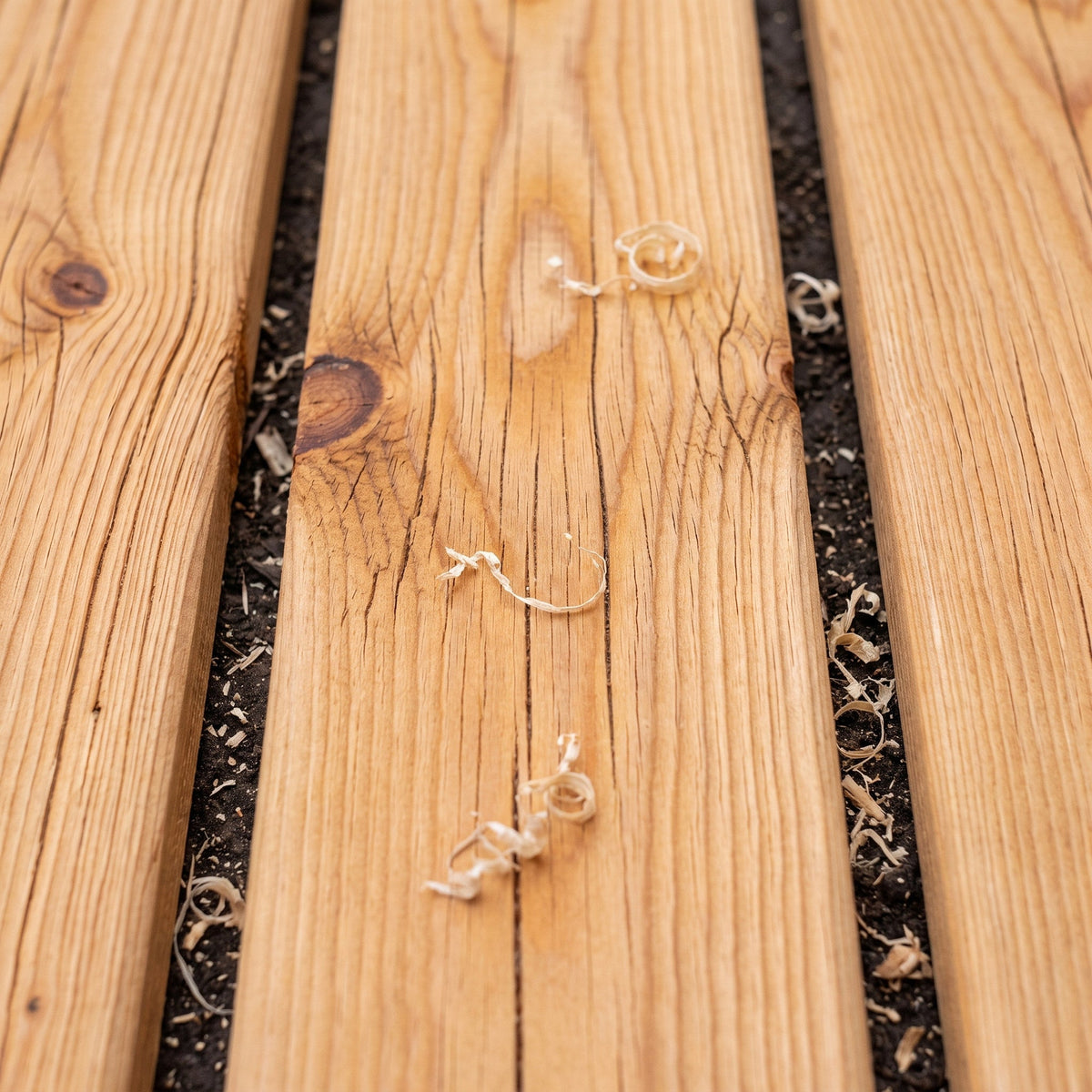 Nachher: dasselbe Holz, frisch und warm in der Farbe