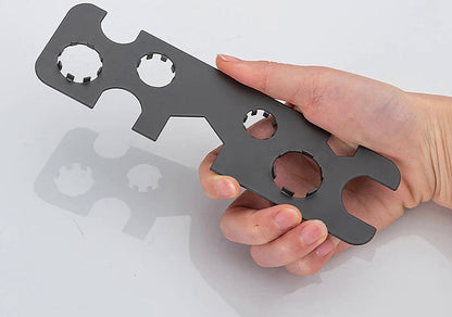 Die flache Stahlplatte in einer Hand, 17,5 cm lang