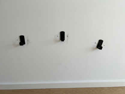 Drei Haken nach Augenmaß angezeichnet und sichtbar nicht auf einer Linie
